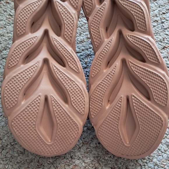Stylish Tan/peach Sneakers NWOT - Picture 9 of 10